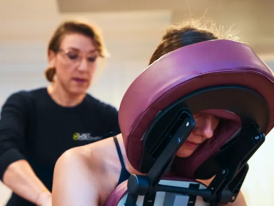 Une intervenante pratiquant un massage assis